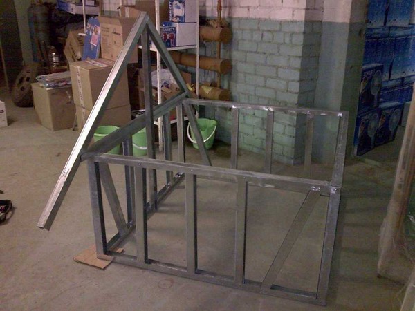 Каркас домика сделан из металла