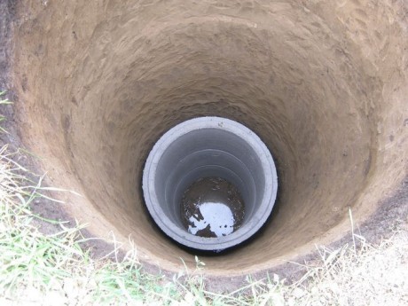 Бетонные кольца в качестве стен колодца