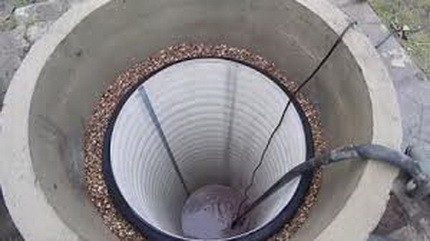 ПВХ труба внутри бетонного ствола колодца ПВХ труба внутри бетонного ствола колодца