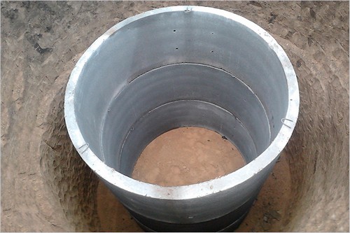 Бетонное кольцо - хорошее основание для ямы