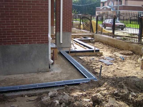 Система дренажа расположена вдоль стен