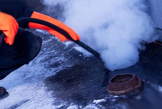 Шланг с паром помещают в канализацию