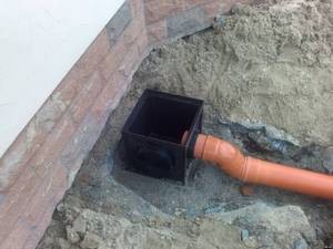 Дно пескоуловителя расположено ниже соединения с трубой Дно пескоуловителя расположено ниже соединения с трубой