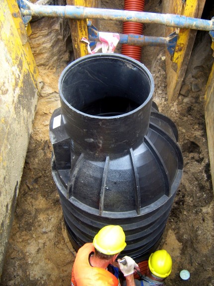 Монтаж колодца из пластика